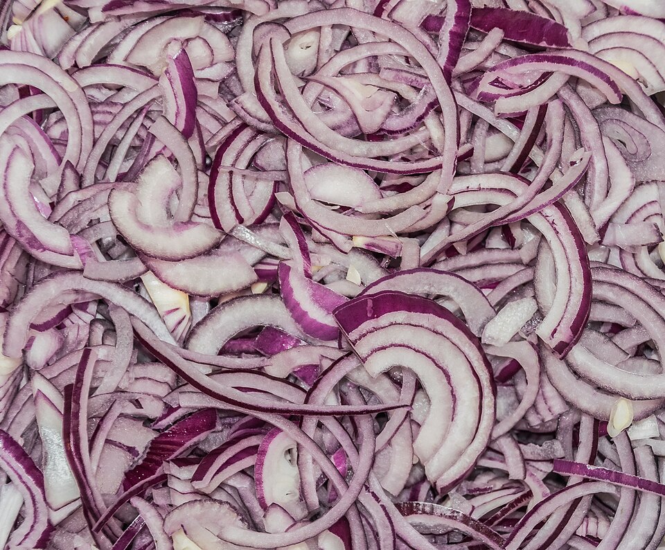 Sliced raw red onion